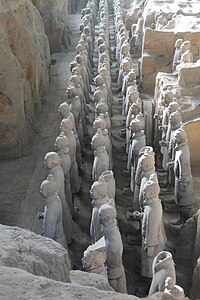 Primera línea de luchadores de terracota alineados en orden de batalla.