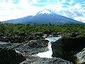 Slap Petrohué (Saltos del Petrohué) z vulkanom Osorno v ozadju.