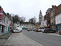 Place centrale, im Hintergrund die Kirche und der Mottenhügel (Standort der einstigen Burg)