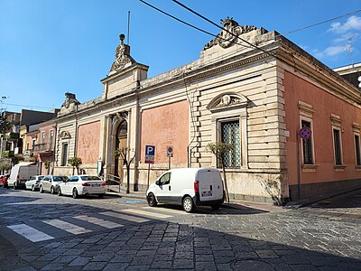 La biblioteca comunale (ex ospizio del XVIII secolo).