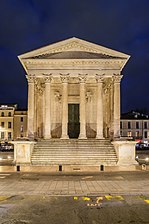 Forntida romersk portik i Maison Carrée (Nîmes, Frankrike)