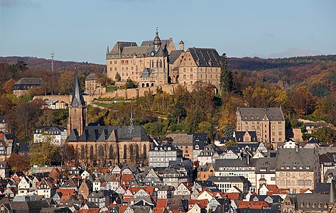 Schloss + Pfarrkirche von Südosten