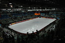 Photographie d'une patinoire entourée de gradins.