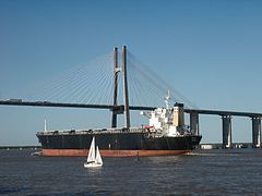 En ménsula (puente Rosario-Victoria), trabaja a tracción en la zona superior de la estructura y compresión en la inferior. Los puentes atirantados (foto) son una derivación de este estilo.