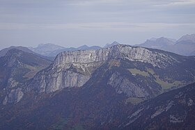 Vue des rochers de Leschaux depuis le sommet du mont Lachat au sud.