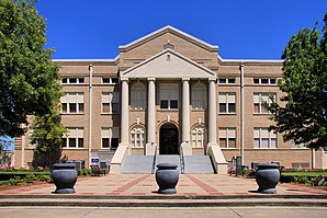 San Jacinto Courthouse in Coldspring (2014). Das 1917 errichtete Verwaltungs- und Gerichtsgebäude des Countys ist seit Mai 2003 im NRHP eingetragen.[1]