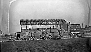 Agrandissement du stade du Red Star et construction de la nouvelle tribune d'honneur sur le côté ouest du stade de Paris à Saint-Ouen le 17 octobre 1922, appelée aujourd'hui tribune "Rino Della Negra".