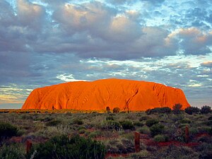 Der Uluru hellrot leuchtend im Licht der untergehenden Sonne (Blick von Nordwesten)