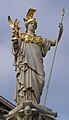 La statua di Pallade Atena di fronte al Palazzo del Parlamento, Vienna, Austria.