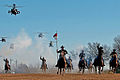 第一騎兵師的戰鬥航空旅與馬支隊進行模擬攻擊。