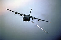 Um AC-130 disparando um dos seus canhões.
