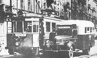 1945/46: EKD-Triebwagen (Linie 17) neben einem EKD-Bus (Linie 3) in Warschau