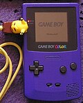 Una Game Boy Color conectado con un cable link versión Pikachu.