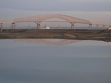 Jambatan Key dengan Baltimore di latar belakang, dilihat dari Taman Perindustrian Cox Creek, di timur laut Anne Arundel County, November 2011 ke selatan