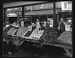 English: Vegetable vendor daystalls: 1917