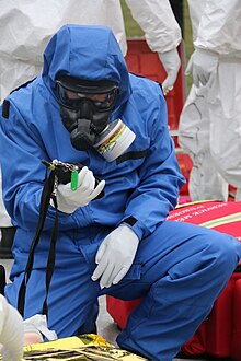 Pompier de la brigade des sapeurs-pompiers de Paris, équipé d'un EPI filtrant, lors d'un exercice NRBC en 2016