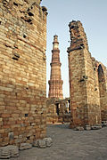Qutub Minar, Unescov seznam svetovne dediščine, katerega gradnjo je začel Qutb ud-Din Aibak, prvi delhijski sultan.