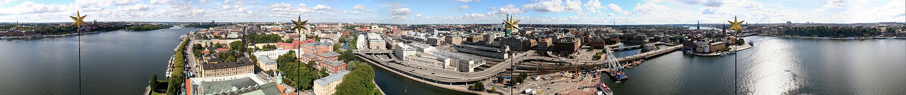 תמונה פנורמית של סטוקהולם - עיר של מים רבים. הכוכבים שבחזית שייכים למגדל בית העירייה, שממנו צולמה התמונה