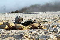 Um soldado sírio com sua metralhadora PK durante a Operação Escudo do Deserto.