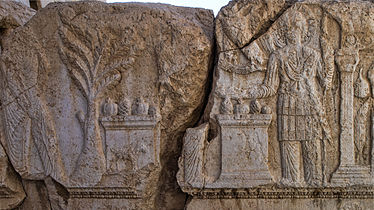 Fragments d'une frise d'ornementation de style proche-oriental dotant le Temple de Bêl, à Palmyre.