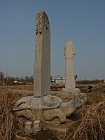 Un Bixi che supporta una stele ed una colonna; tomba di Xiao Hong