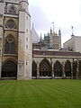 Cloisters dari Westminster Abbey tampak selatan barat menuju Victoria Tower.