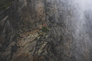 张元植与张国威正在攀爬玉山东峰东壁