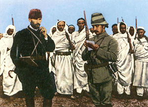Молодой офицер Кемаль Ататюрк диктует письмо. Ливия. 1912