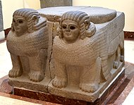 兩個獅身人面像形狀的柱基。來自薩馬爾。公元前8世紀。現存伊斯坦布尔考古博物馆。