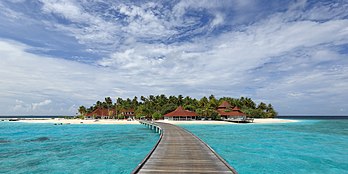 Vue de Thundufushi, une île-hôtel des Maldives. (définition réelle 5 816 × 2 907)