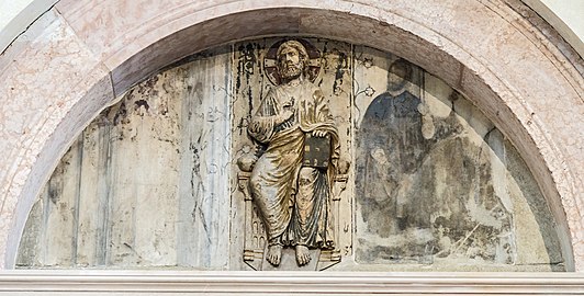 Timpano del vecchio portale romanico - Cristo in maestà