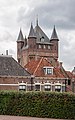 zicht op de 14e-eeuwse stadspoort. vanaf de Schipperswal.