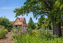 Hohenloher Freilandmuseum - Baugruppe Hohenloher Dorf - Bauerngarten - Ansicht von Osten im Juni.jpg