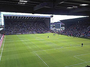 Der Kop Stand (links) und der Main Stand im Prenton Park