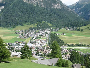 La Punt (vorn), der Inn und Chamues-ch (im Südosten)