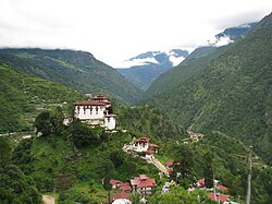 Panoramski pogled na Lhuentse dzong