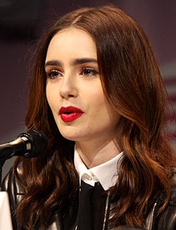 Lily Collins WonderConissa vuonna 2013.