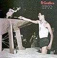 El primer pebetero panamericano, encendido por el atleta griego Aristidis Roubanis, Buenos Aires-1951