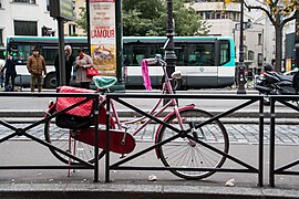 Pink bicycle locked in a Paris street (31063019155).jpg