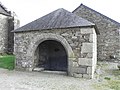 Plouvien : chapelle Saint-Jean-Balanant, vue extérieure de la fontaine de dévotion.