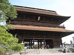 Puerta San-mon del templo Zenkō-ji[9]​ de Nagano.
