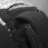 Uvíznutí vozítka Mars Exploration Rover Opportunity v měkké písečné duně. Sekvence začíná 460. den na Marsu (10. května 2005) a končí o 11 dnů později. Robot za tu dobu popojel o 26 cm, zatímco se kolečko otočilo tolikrát, že by na pevném podkladu ujelo 46 metrů. Záběr z pravé přední kamery.