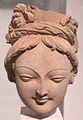 Tête de bodhisattva à la tiare ornée de grotesques. Tumshuq, Toqquz-Saraï, IVe – Ve siècle[45]. H. 16 cm. Musée Guimet