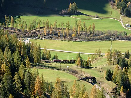 Southbound freight train heading for God loop tunnel (view from footpath to Piz Darlux) Südwärts fahrender Güterzug auf dem Weg zum God Kehrtunnel (Blick vom Fussweg zum Piz Darlux)