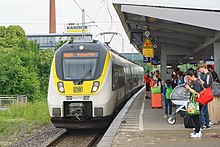 Ein Triebzug an einem Bahnsteig, der Zugzielanzeiger zeigt „MEX19 Stuttgart Hbf“ an