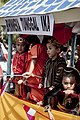 Arak-arakan dengan tulisan "Bhinneka Tunggal Ika" menampilkan anak-anak dengan baju adat berbagai suku di Indonesia.