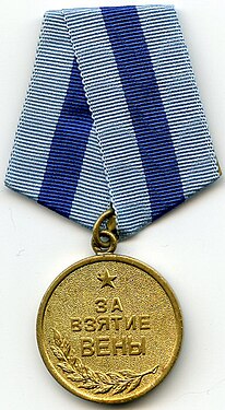 277 380 soldats soviétiques se virent décerner cette médaille (Pour la Capture de Vienne), établie le 9 juin 1945 par décret du Præsidium du Soviet suprême.