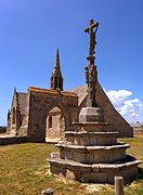 Le calvaire et la chapelle.