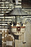 Présentation de la Sainte Ceinture depuis la chaire extérieure du Duomo lors de la procession historique de 2018.