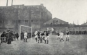Le stade de Saint-Ouen lors de la finale de la Coupe de France de football entre l'Olympique de Paris-Pantin et l'Étoile des Deux Lacs de Paris en 1916.